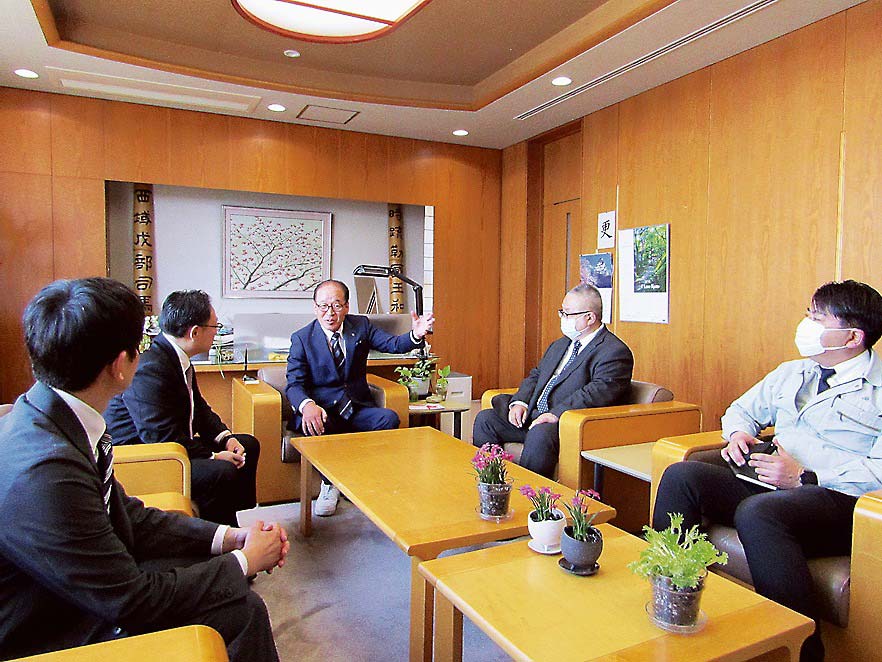 大山崎町役場町長室で行われた贈呈式