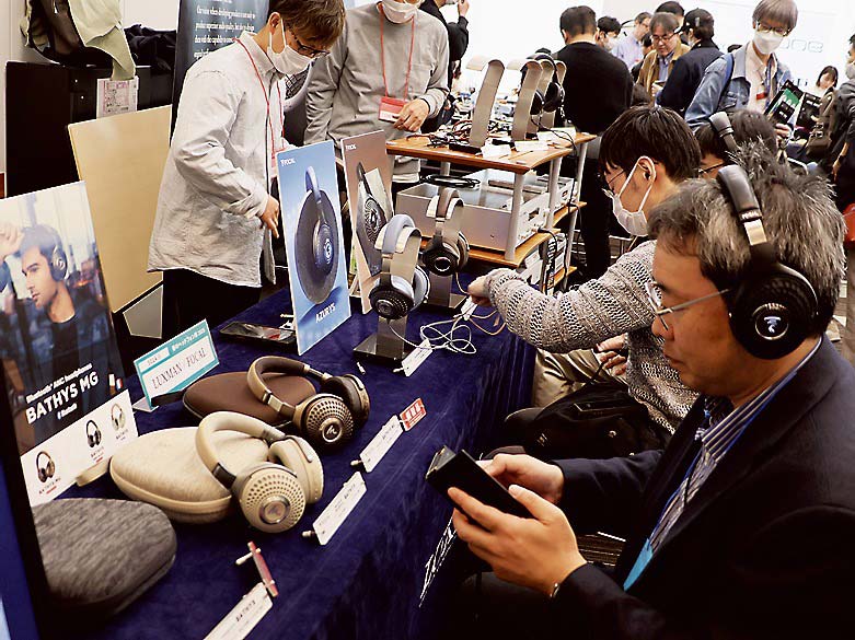 春のヘッドフォン祭2025でも多くの来場者が新製品を試聴していた