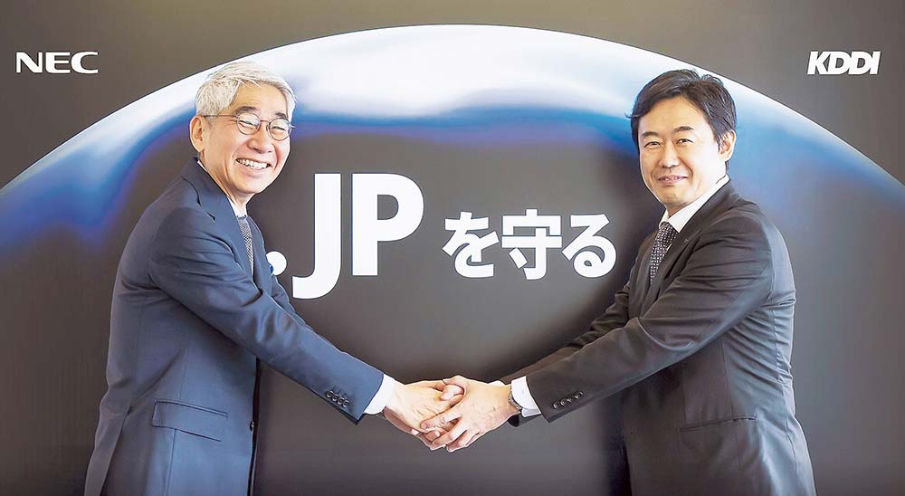 握手を交わすNECの森田社長（左）とKDDIの松田浩路社長CEO（提供＝NEC）