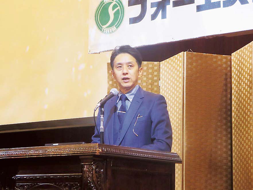 あいさつする萩谷社長