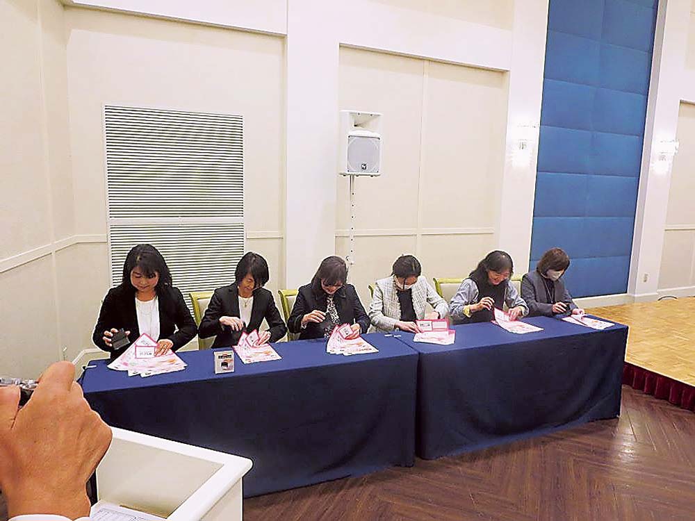懇親会ではスタンプの早押しを実施