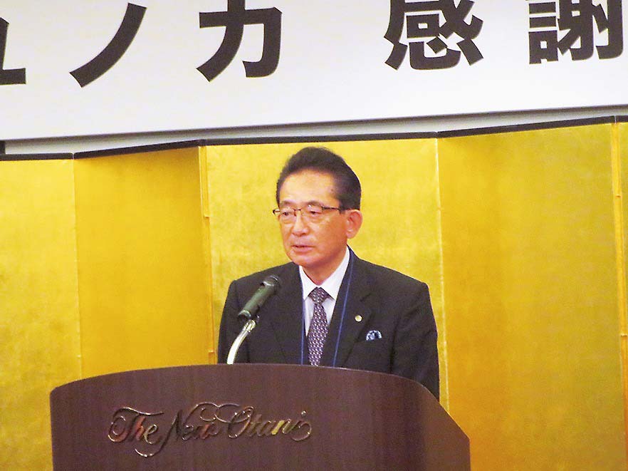 あいさつする八木社長