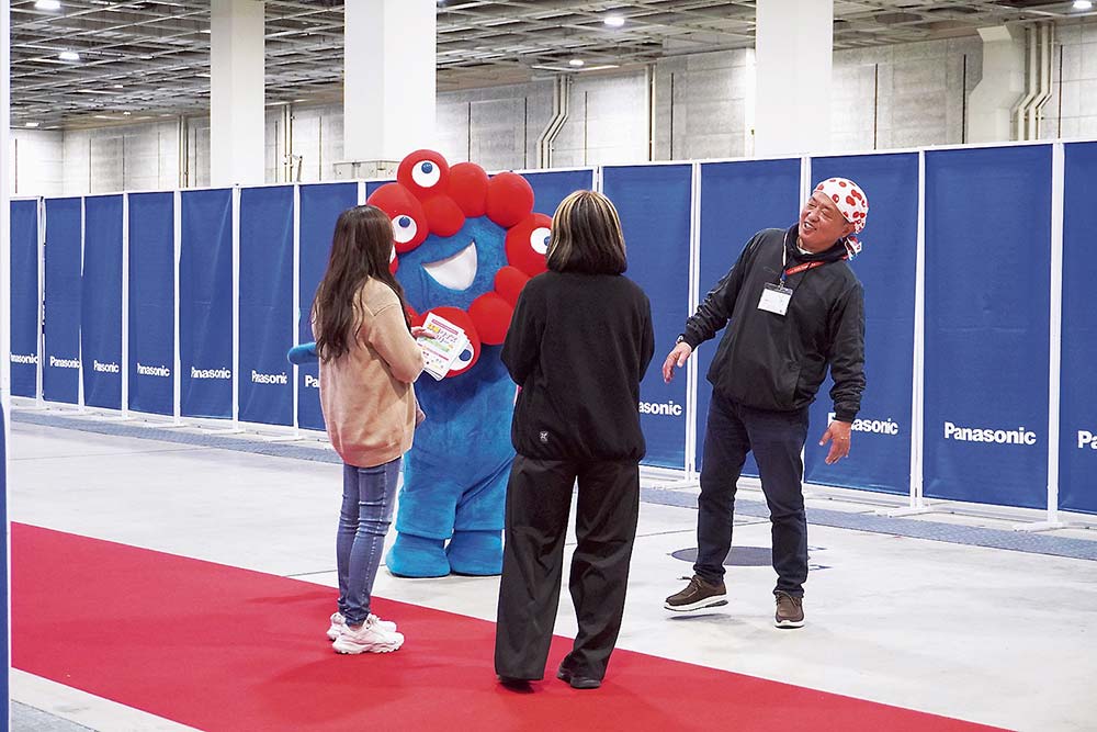 ミャクミャクとの交流を楽しむ来場者