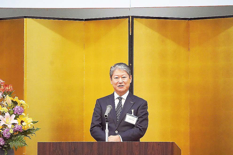 新入塾生を激励する品田社長