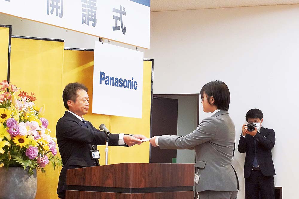 松田学院長から入塾証が手渡された