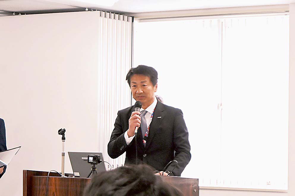 あいさつする新開総括部長