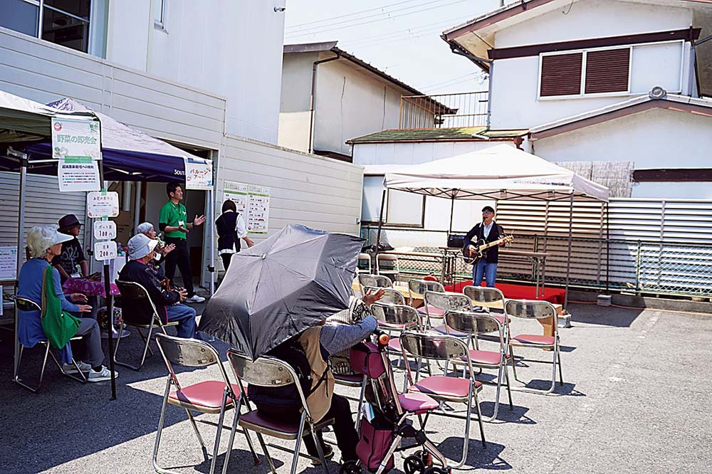 駐車場にはステージを設けライブを開催