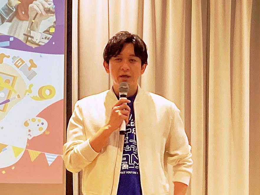 あいさつする夢見るの重見社長