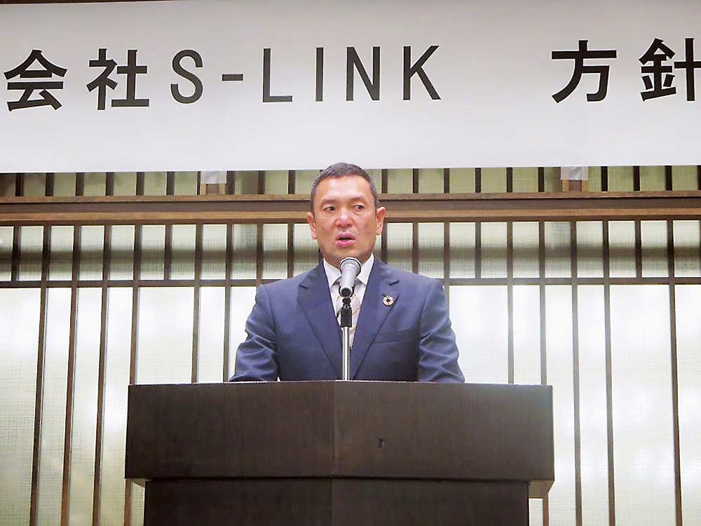 あいさつする星本部長