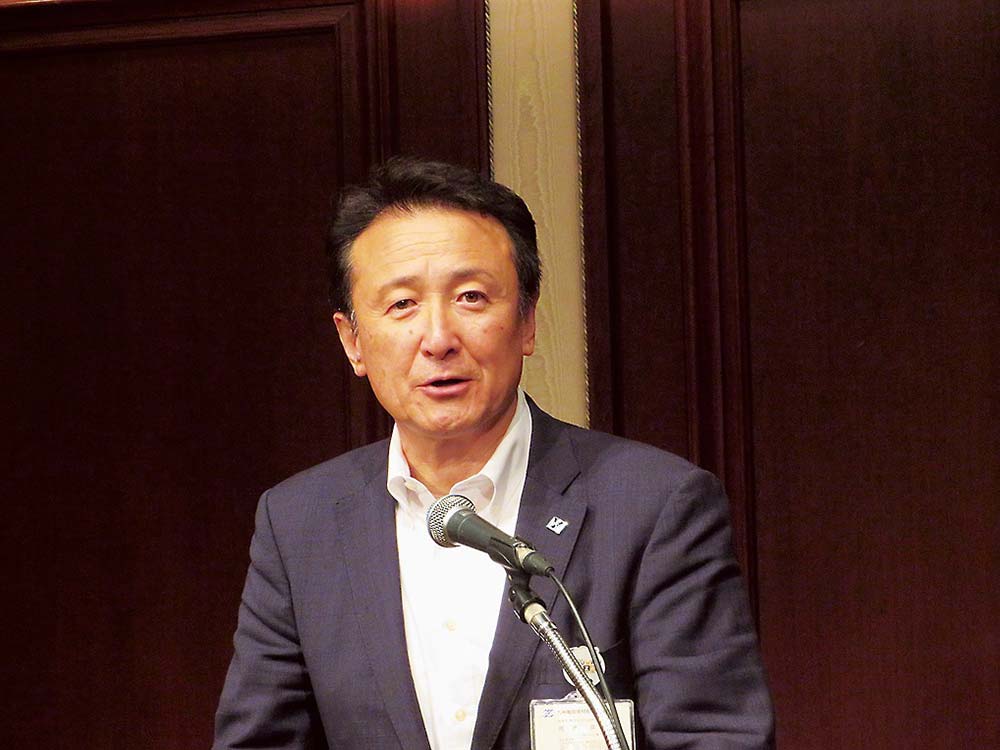 あいさつする渡邊理事長