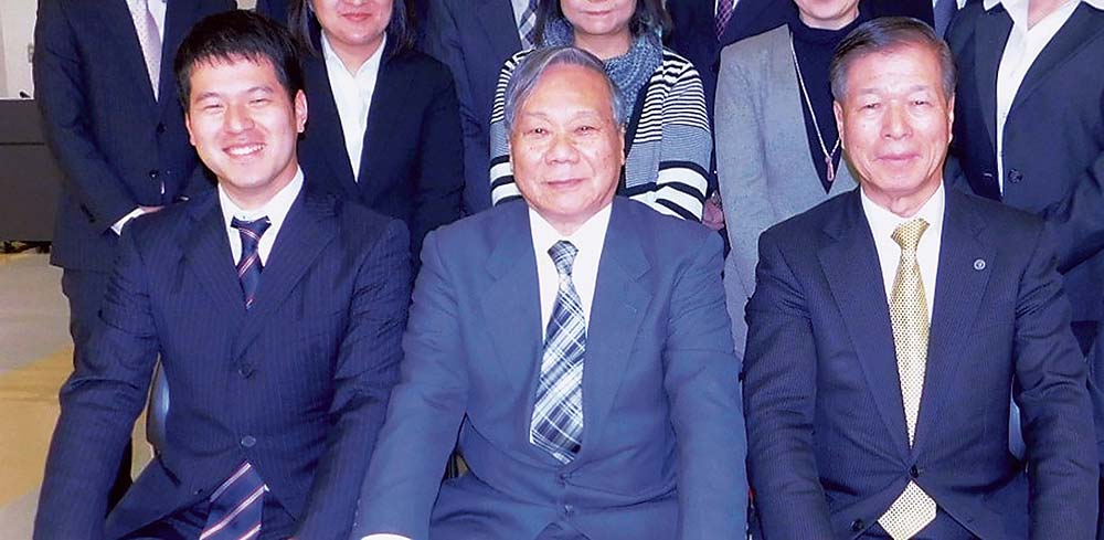左から牧野社長、故・片山前社長、牧野会長