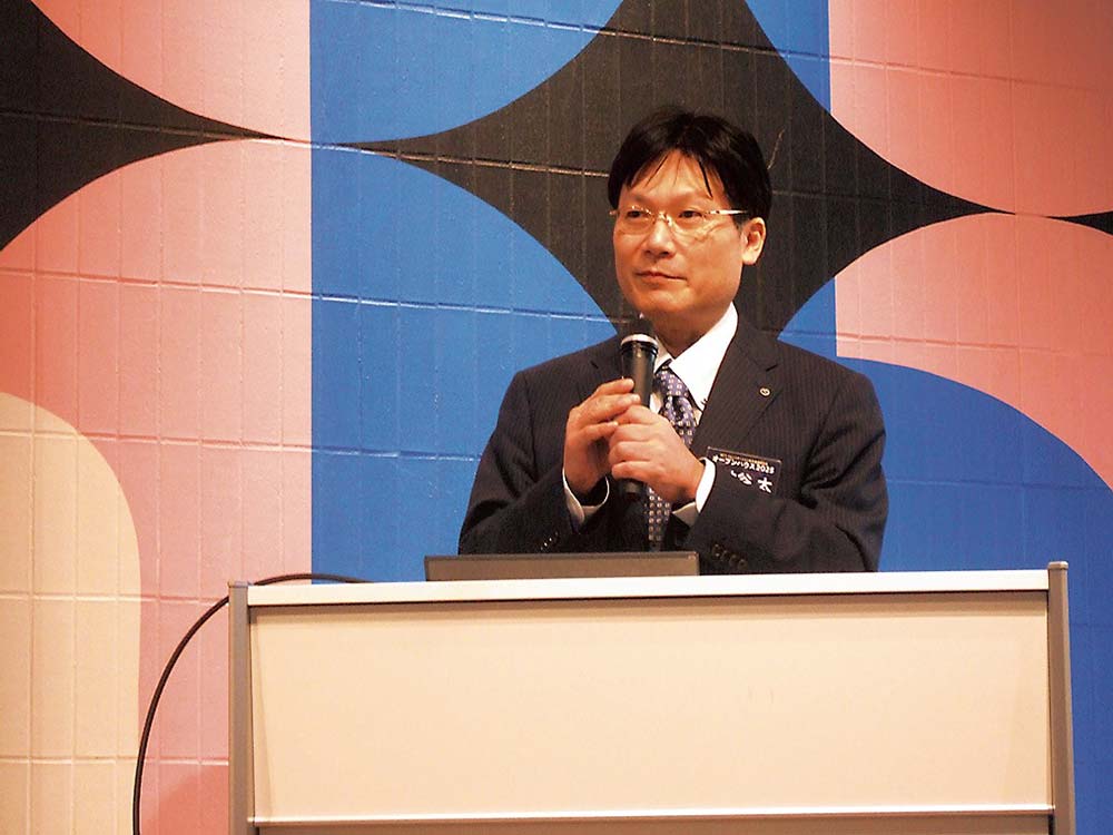 あいさつする納谷所長