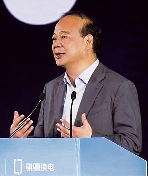 大型トラック用電池「75＃」を発表する曽会長