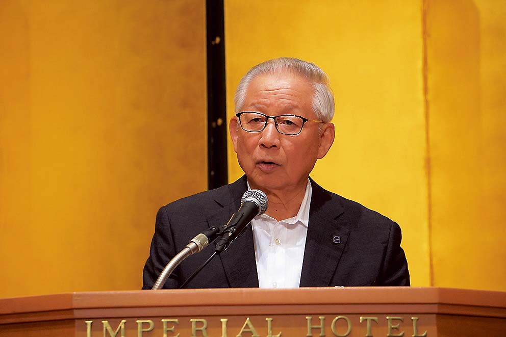 あいさつする守谷理事長