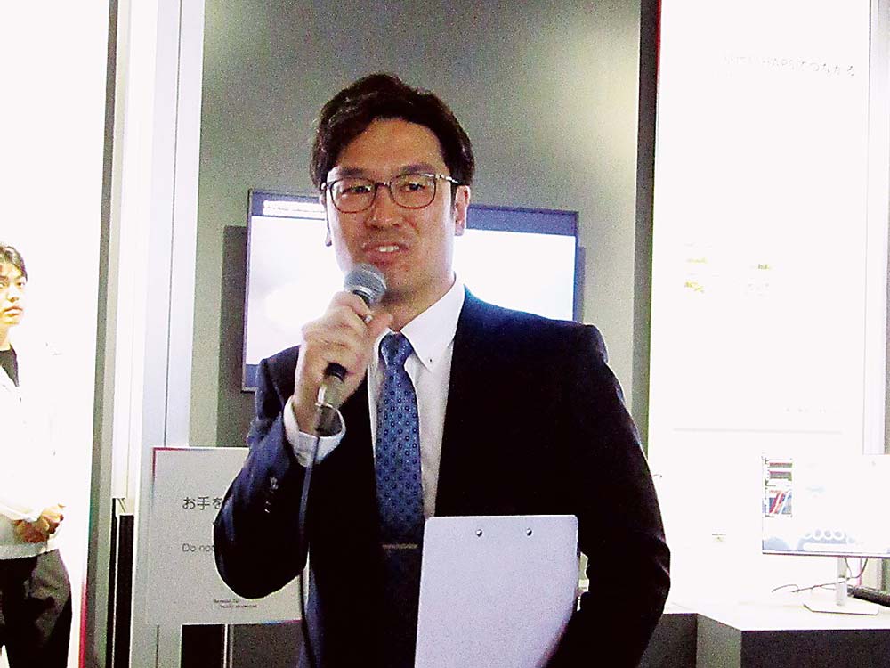 説明する影井室長