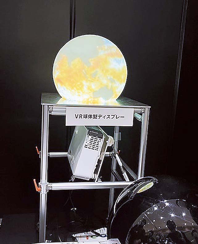 球体型ディスプレーに360度の立体的な映像を投影しデモしている