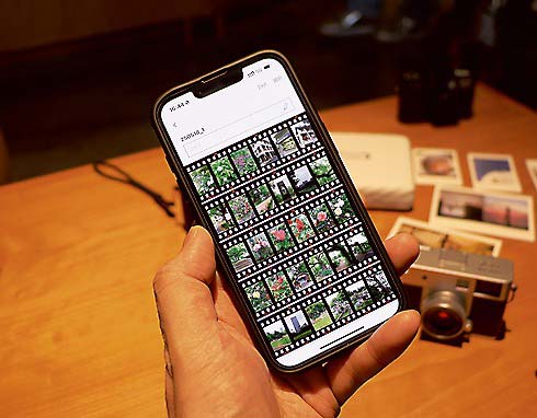 まるでフィルムを現像して確認するようにスマホに表示できる