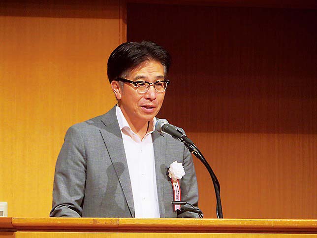 あいさつする佐藤九州支社長