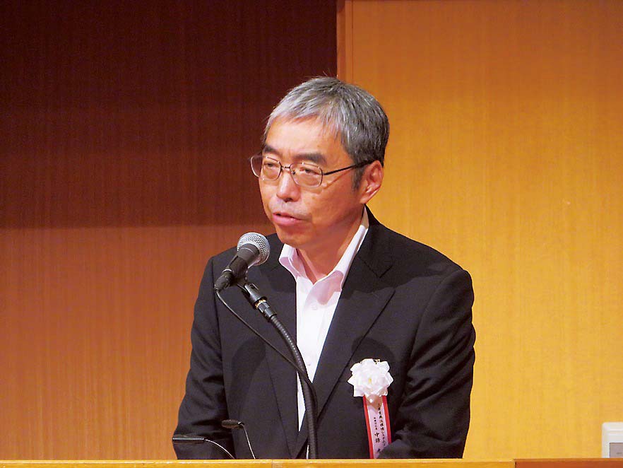 あいさつする中條社長