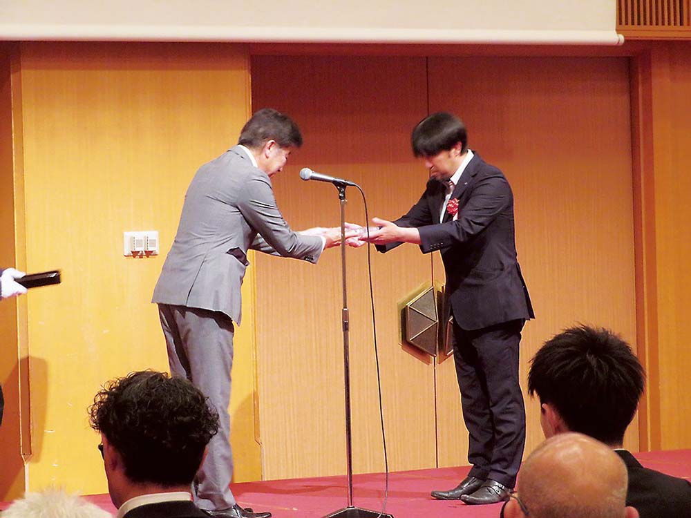 表彰状などが手渡された