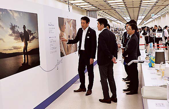 高瀬社長自らが来場者にパーパス経営について説明した
