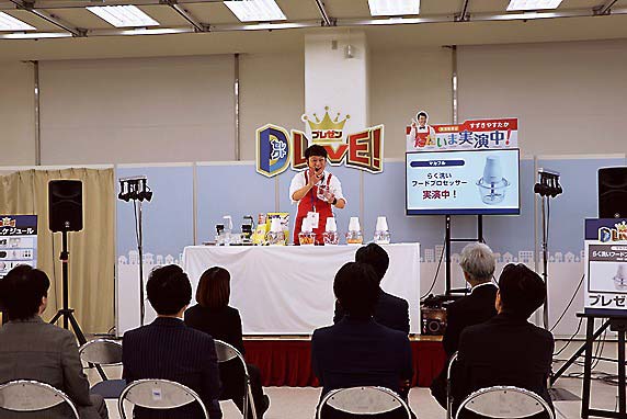 店頭で役立つプロの販売士による実演は多くの来場者が真剣に聞き入った