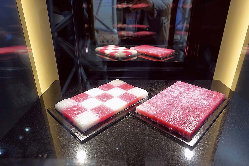 展示品の霜降り仕様培養肉（右）、脂肪と赤肉を市松模様にデザインした培養肉