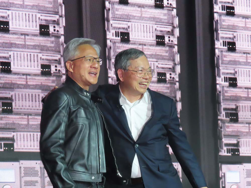 スーパーマイクロの基調講演の様子。リャンCEO（右）とエヌビディアのフアンCEO