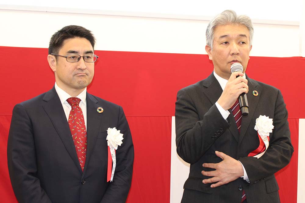 細田社長（右）と南部執行役