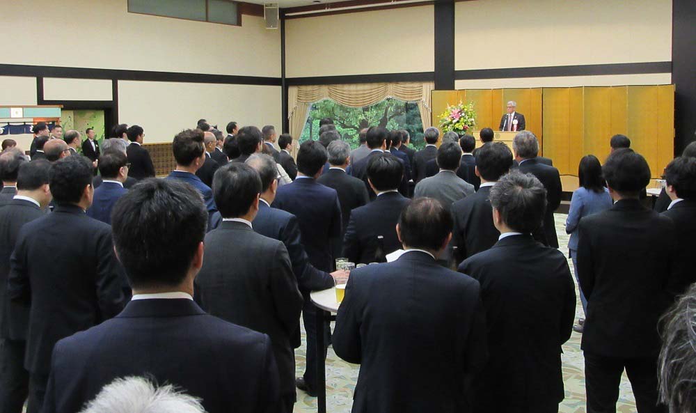 懇親会には会員ら約200人が出席し意見交換した