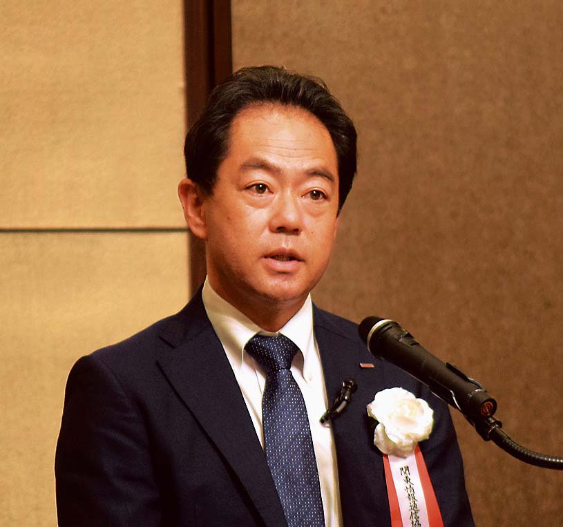 あいさつする引馬会長