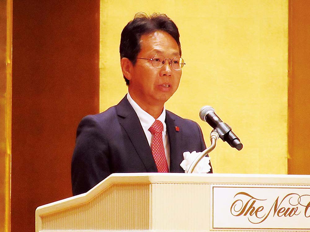 あいさつする藤田局長