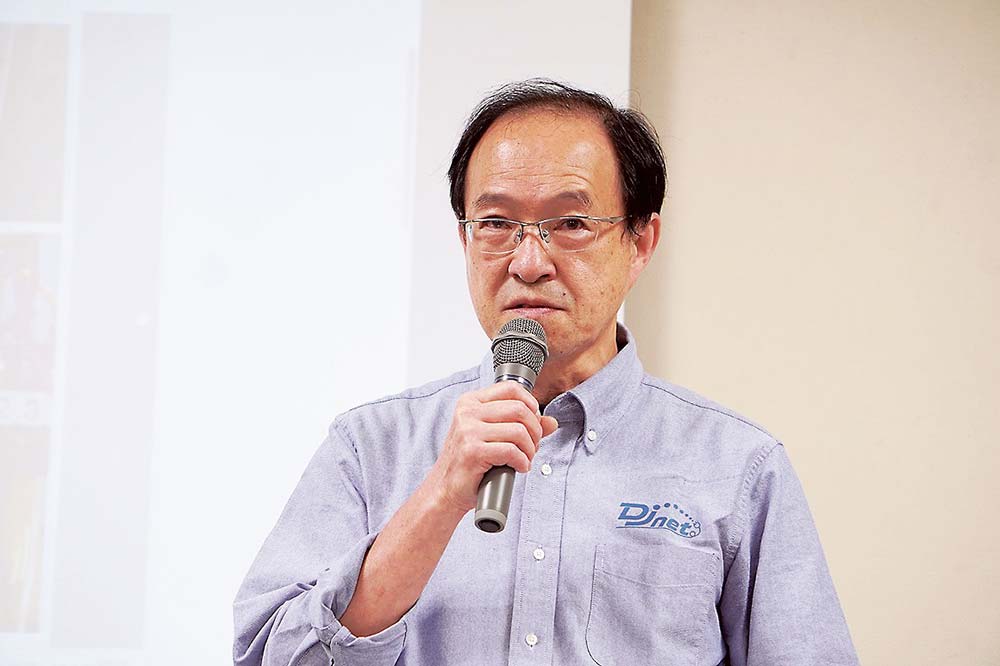あいさつする川上理事長