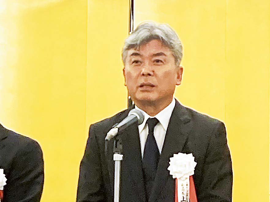 あいさつする上村新支部長