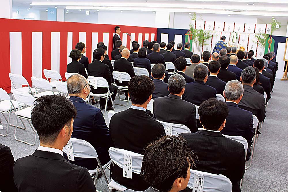 2日に開いた竣工式