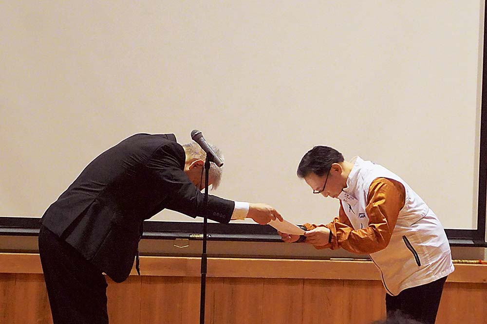 安井所長から江口総支社長に感謝状が手渡された
