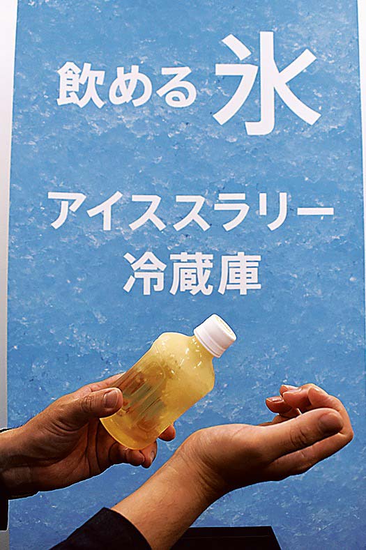 過冷却状態のペットボトル飲料に衝撃を与えるとすぐにアイススラリーに