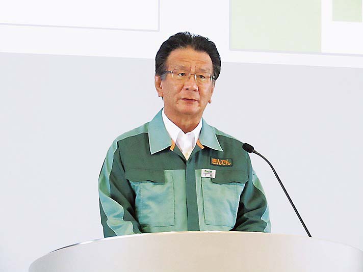 あいさつする上坂社長