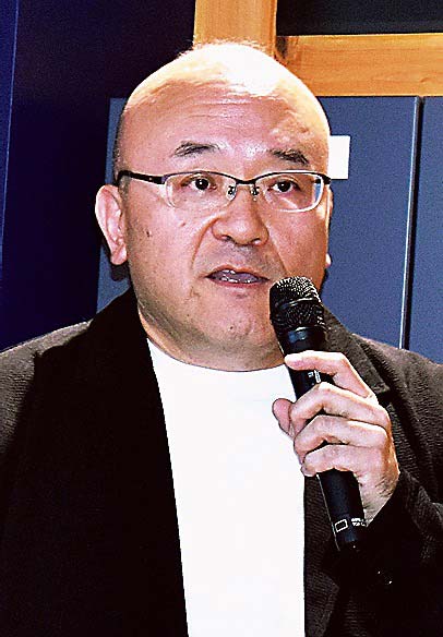 EV普及をにらみ充電器の普及拡大を目指すと語るEW社の田中課長
