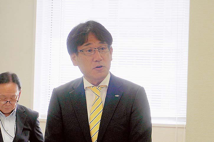 あいさつする三原支部長