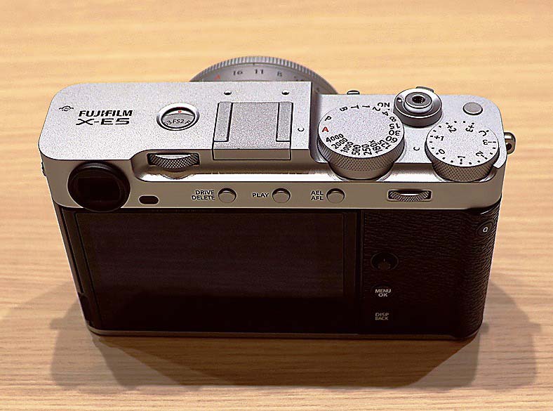 クラシックを意識。天面左側には窓付きフィルムシミュレーションダイヤルを搭載