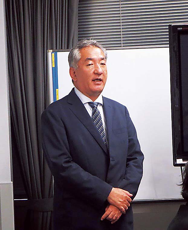 あいさつする花岡理事