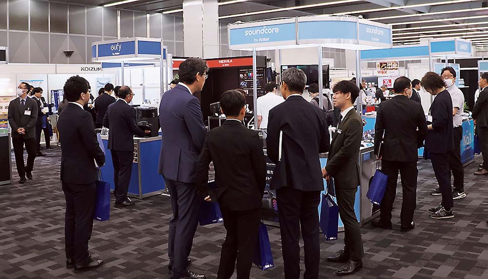 会期中は取引先などが各社の新製品を確認した