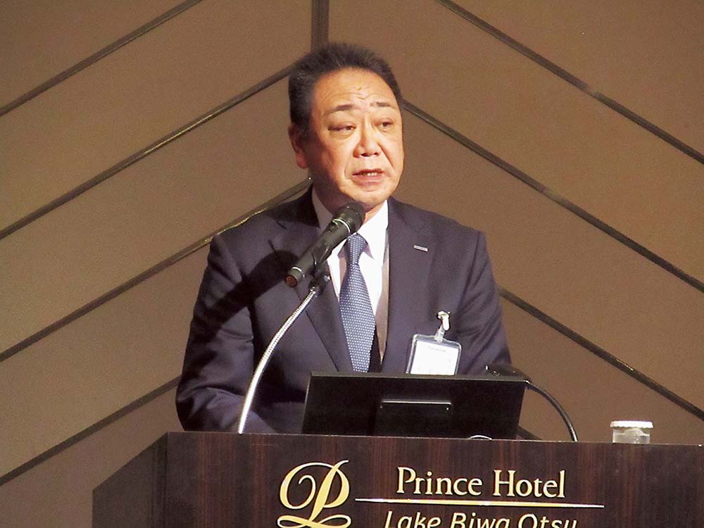 あいさつする堤本部長