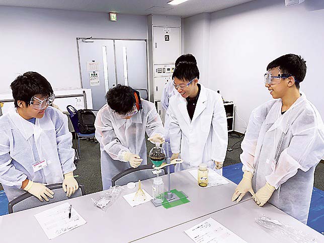 理科教室で溶媒抽出実験を行う様子