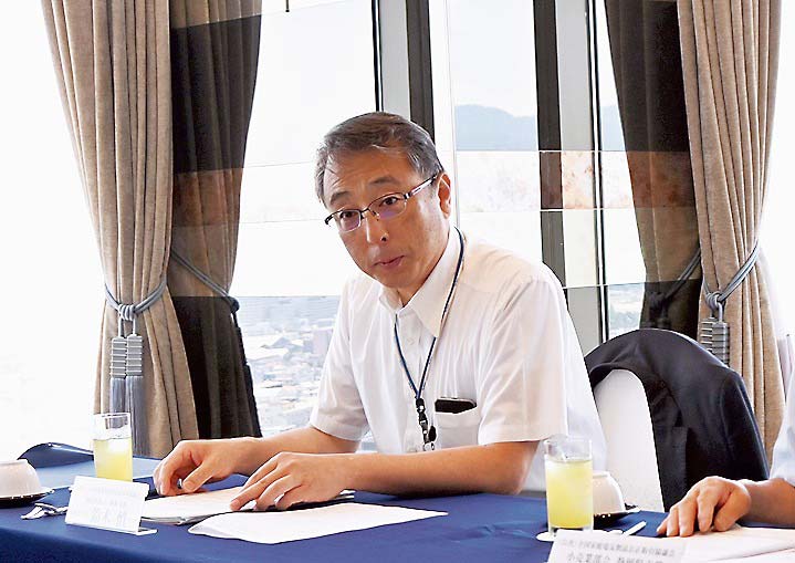 あいさつする鈴木渉外部長