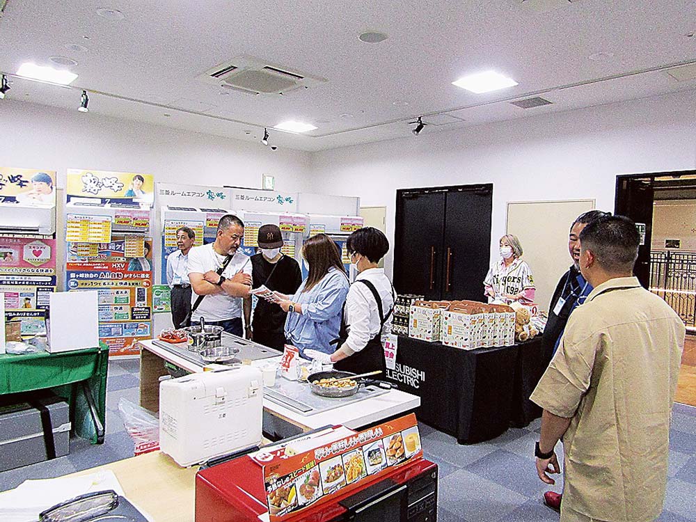 入り口正面に調理実演ブースを開設した