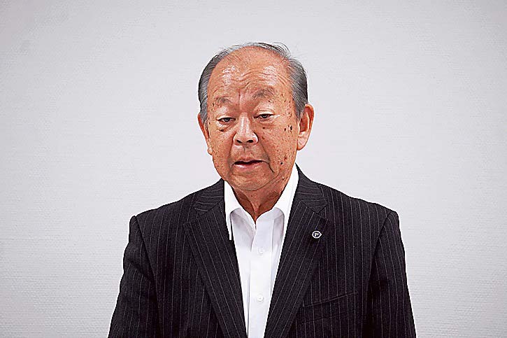 あいさつする湯浅会長