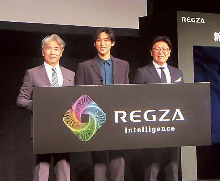 CMに出演する目黒さん（中央）と石橋副社長（左）、笹川副社長（右）