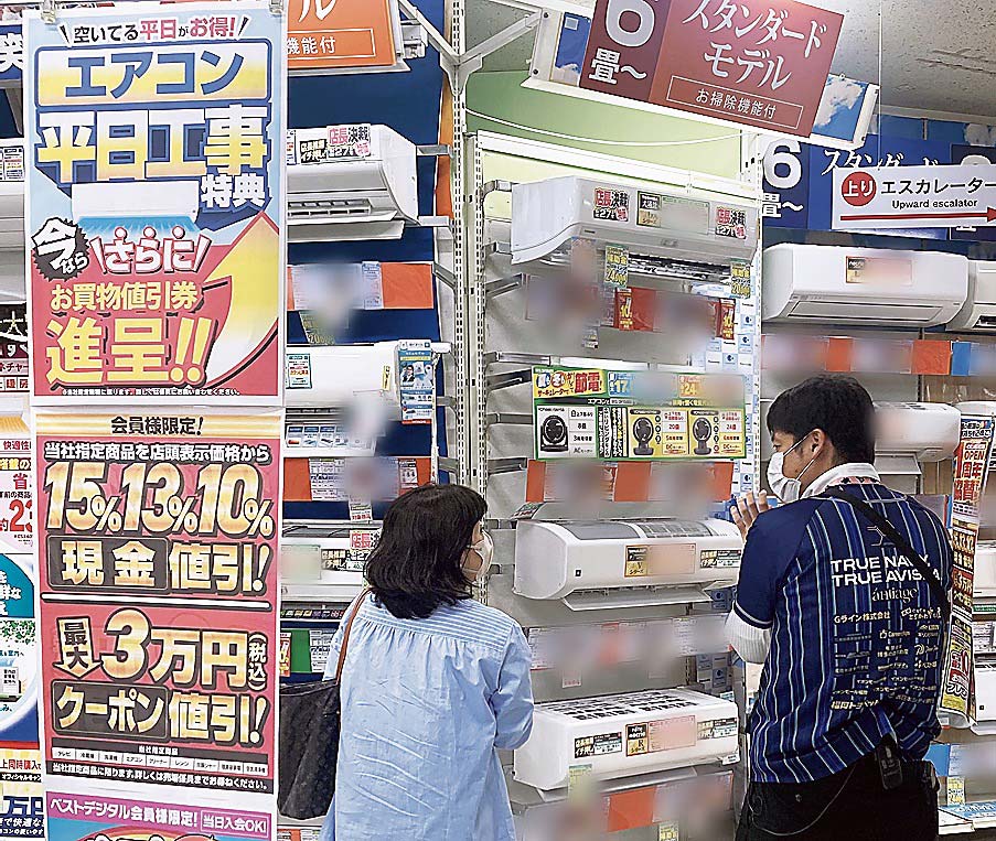 エアコンの設置工事も立て込んできた（ベスト電器福岡本店）